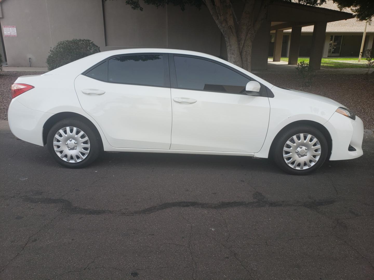 2019 WHITE /gray and black Toyota Corolla le (5YFBURHEXKP) with an 1.8L L4 DOHC 16V engine, 5-Speed Automatic transmission, located at 323 E Dunlap Ave., Phoenix, AZ, 85020, (602) 331-9000, 33.567677, -112.069000 - 2019 Toyota Corolla LE,...... Ice cold A/C, No accidents, Power everything, Stereo/cd player, Phone sync, Bluetooth, Backup camera, Clean Gray and Black interior with black cloth seats in near perfect condition, power windows, power door locks, clean Arizona title, Runs and Drives Excellent. Very cl - Photo#4